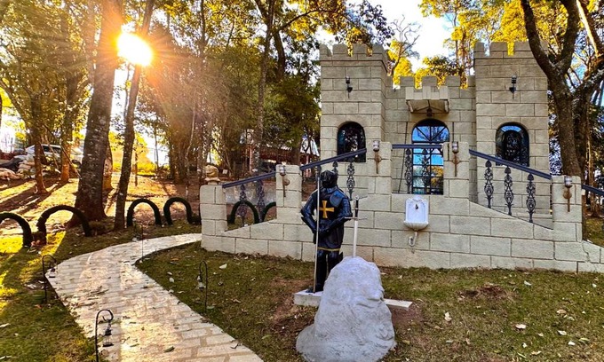 Bueno Brandao Cabina | Castelo Excalibur, Vila Mágica