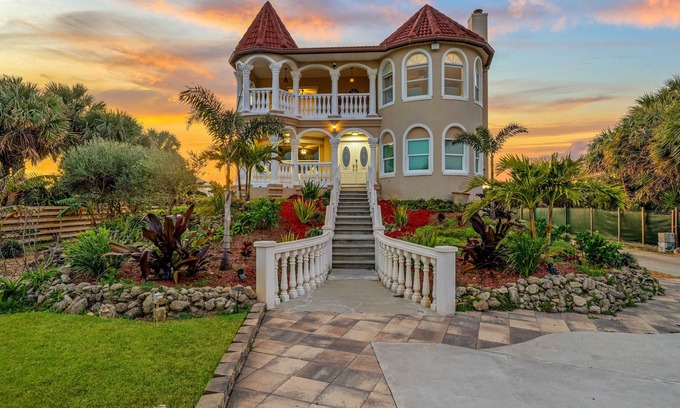 Painters Hill Casa | Castle, 2 mstrs, Pvt Pickleball, htd Pool/SPA, mini-golf, fish, dock, ping pong