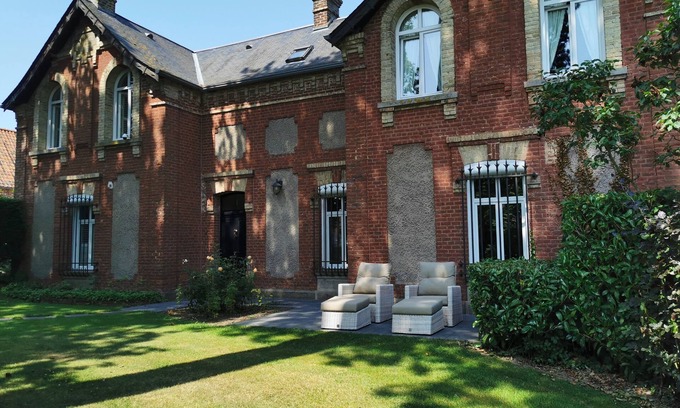 Nielles-les-Blequin Otro | Castle and outbuildings, 19 bedrooms, 11 bathrooms, sleeps 35