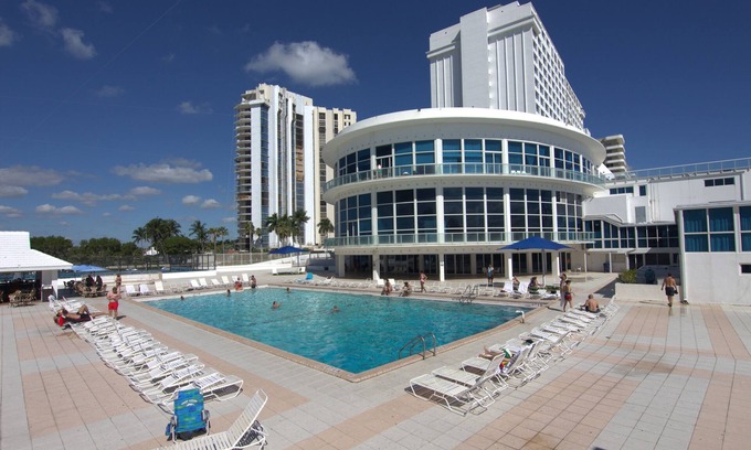 Mid Beach Apartamento | Castle Beach Suites by MiaRentals