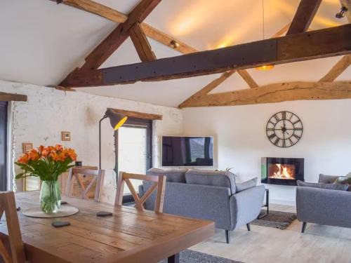 Hopton Castle Casa | Castle Beams