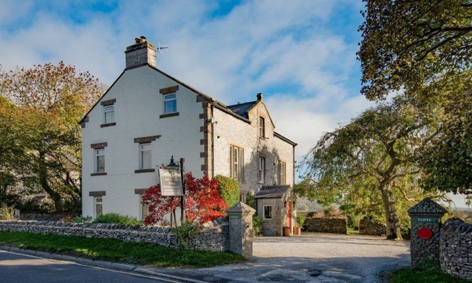 Little Longstone Casa | Castle Cliffe. Victorian House in spectacular position.