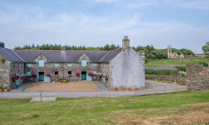Rosscarbery Otro | Castle Freke Estate, The Cow Shed Beautifully restored one bedroom apartment