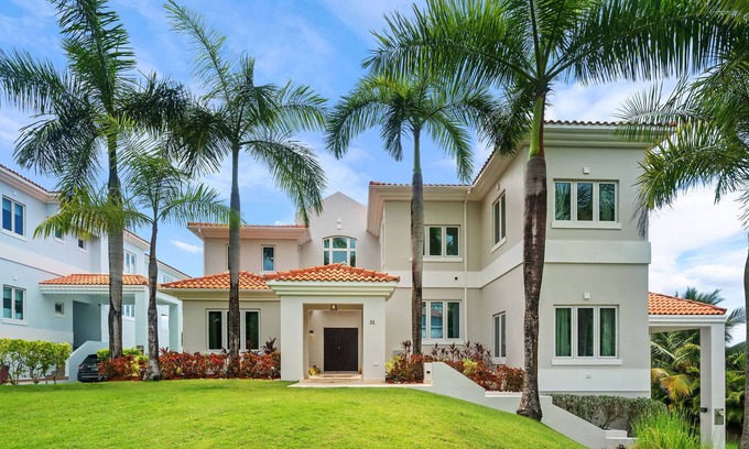 Candelero Abajo Casa | Castle Garden, recientemente remodelada con casa de lujo con Jacuzzi y generador