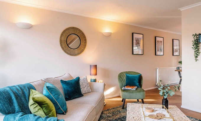 Warwick Town Centre Casa | Castle Gate - Central Location with Large Living Space