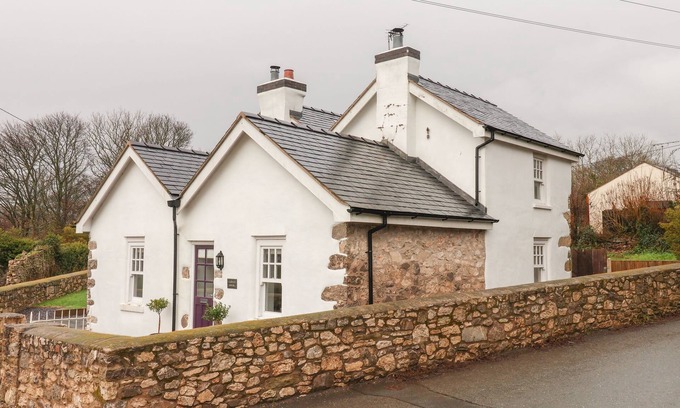 Meliden Cabaña | CASTLE HOUSE, pet friendly, character holiday cottage in Dyserth