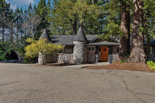 Sebastopol Casa | Castle Inspired Home With Amazing Vineyard Views - Hot Tub - Pool Table