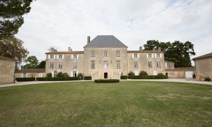 Saint-Gervais Casa | La vida del castillo en medio de la sala de viñedos Bâtonnier