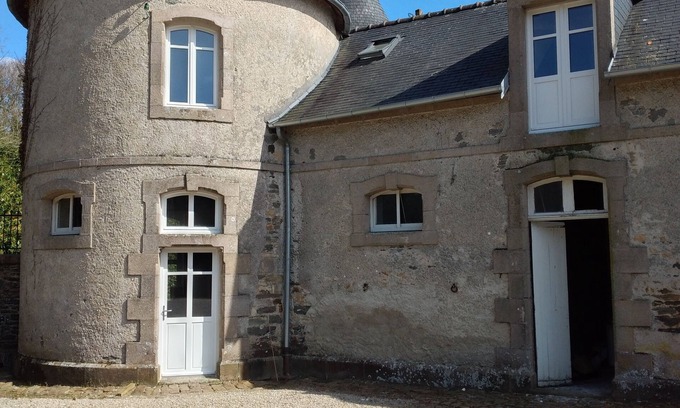 Morlaix Casa | Castle outbuilding sleeps 6