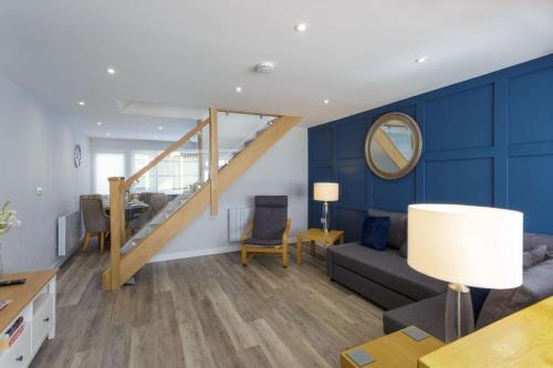 Portsmouth Casa | Castle View - 2 Bed Stylish Coastal Port Solent Retreat with Views! Parking, Sleeps 6 - By Blue Puffin Stays