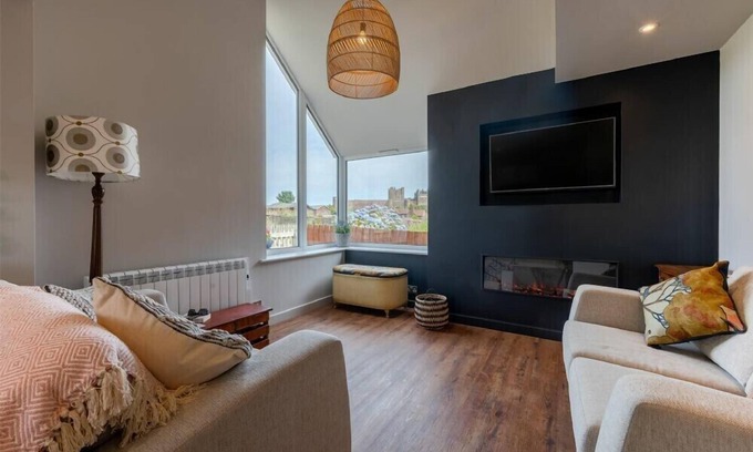 Bamburgh Cabaña | CASTLE VIEW (BAMBURGH), pet friendly, with a garden in Bamburgh
