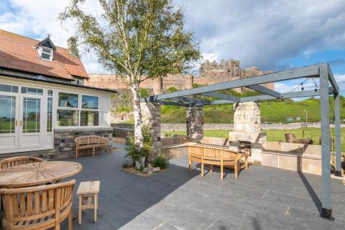 Bamburgh Casa | Castle View by Coast & Country Stays