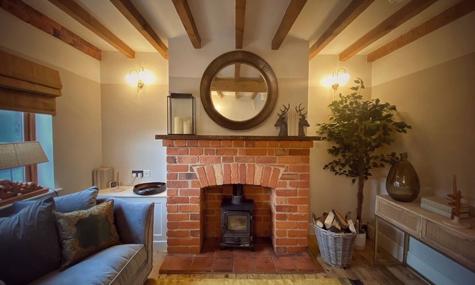 Tutbury Cabaña | Castle View by Peakes Retreats. Romantic, Cosy Cottage in Historical Tutbury