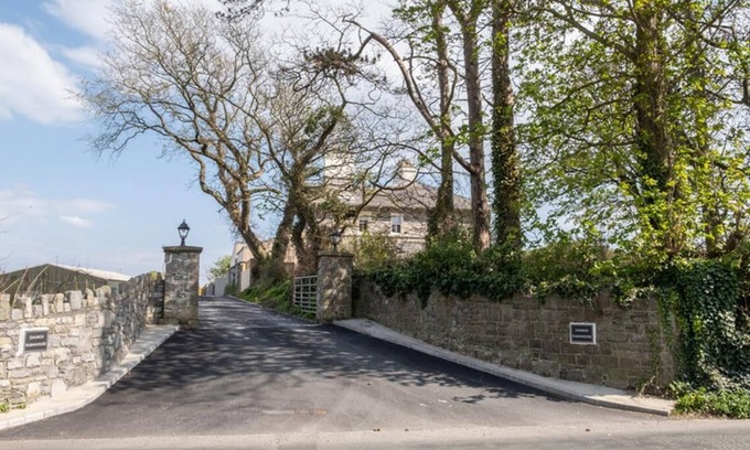Derbyhaven Otro | Castle View, Church Farmhouse - Idyllic Countryside Getaway