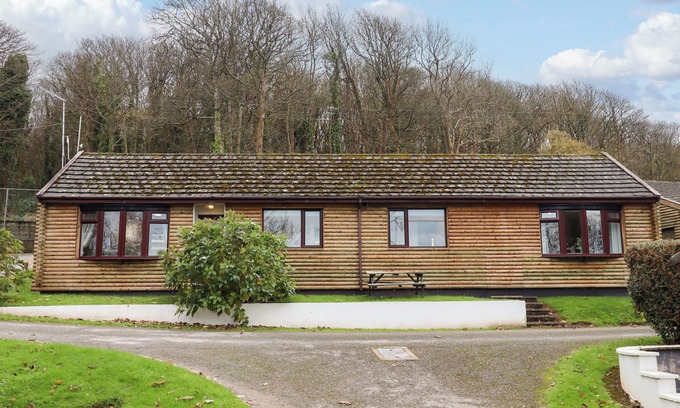 Watermouth Cabaña | CASTLE VIEW LODGE, pet friendly, with pool in Ilfracombe