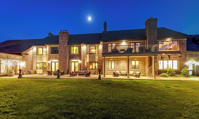 Grimsby Otro | Castle with Great Views: GTA Skyline & Modern Citie & Nature Mountains & Beach