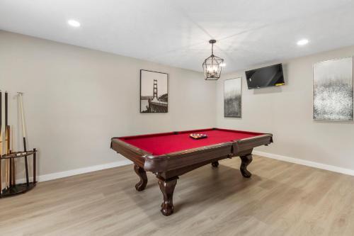 Missouri City Casa | Castleview Retreat 4BR Comfort Near Med Center & NRG
