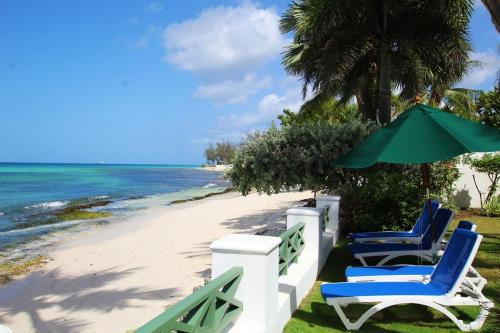 Worthing Apartamento | Casual Beachfront Studio with Pool apts by Bluescape