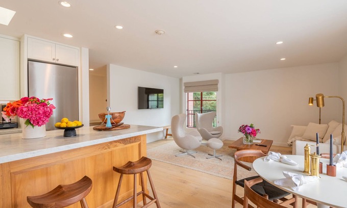 Golden Rectangle Apartamento | CASUAL ELEGANT PENTHOUSE VACATION APARTMENT IN THE VILLAGE OF CARMEL-BY-THE-SEA