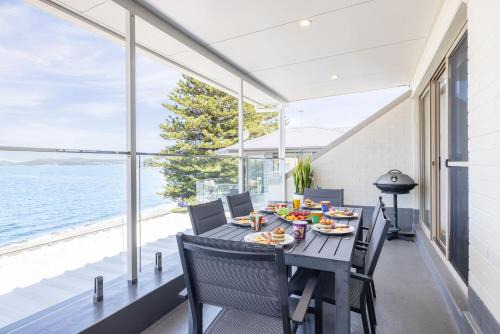 Soldiers Point Apartamento | Casuarina's 6, 33 Soldiers Point Rd - stunning waterfront unit