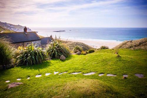 Sennen Cove Casa | Cat's Cradle, Cottage In Beautiful and Peaceful Location, Near Beach