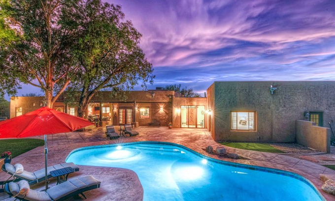 Casas Adobes Casa | Un oasis aislado con piscina privada, cancha de baloncesto y mini putting green