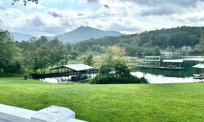 Hiawassee Casa | Catch N Relax - by Chatuge Home Concierge Hot tub, fire pit, private dock with boat slip