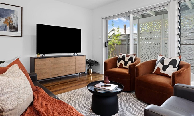 Carrington Casa | Catch the Breeze - Pet Friendly Townhouse