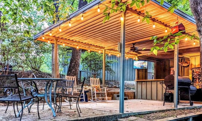 South Toledo Bend Cabina | Catchin' 247 - Lakefront hideaway, outdoor spa, bar, firepit!