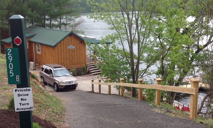 Butler Cabaña | CATFISH COTTAGE-LAKE WATAUGA, TN - MUELLE FRENTE AL PRIVADO