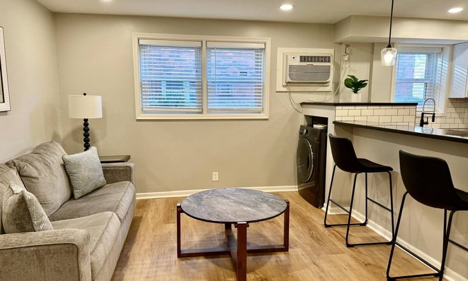 Joslyn Castle Apartamento | Cathedral 9-Modern 1 King Bedroom