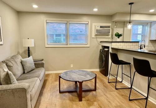 Joslyn Castle Apartamento | Cathedral Modern King bed with Washer & Dryer