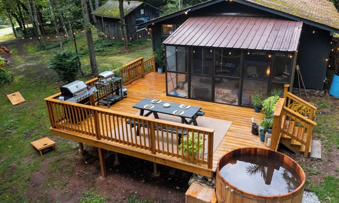 Town of Denning Cabina | Catskill Retreat: Cozy Cabin with Cedar Hot Tub & Pet-Friendly