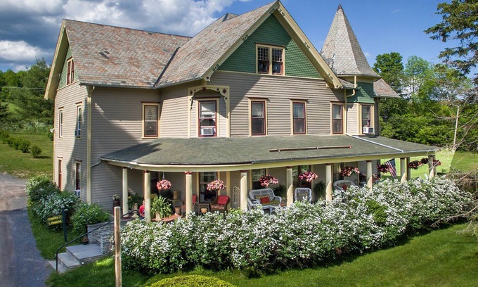 Margaretville Cama Y Desayuno | Catskill Victorian Inn with spectacular mouuntain views, fireplace, and hot tub