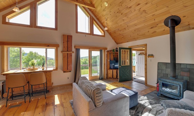 Hobart Cabina | Scenic Catskills Cabin Rental w/ Hot Tub & Views!