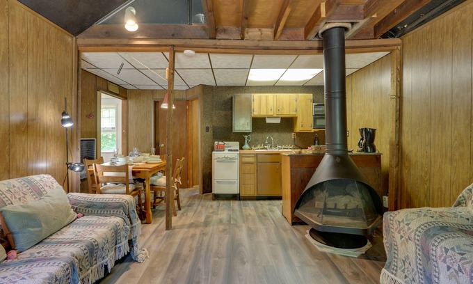 Ellenville Cabina | Catskills Vacation Rental w/ Creek Access!