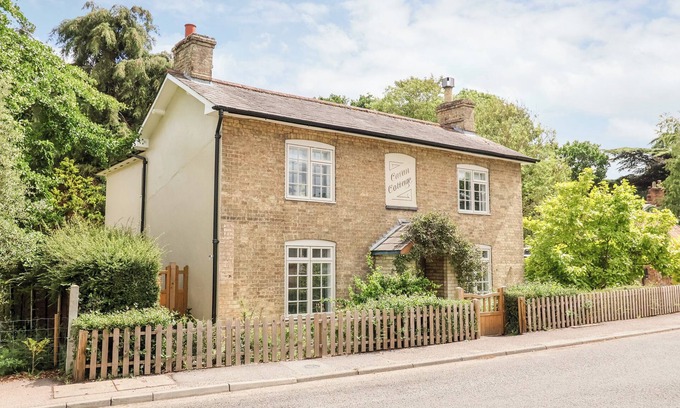 Yoxford Casa | CAVAN COTTAGE, pet friendly, with open fire in Yoxford