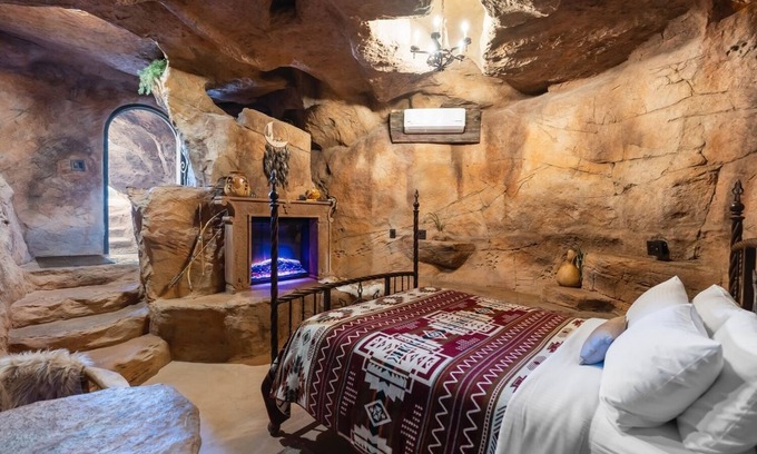 Fredonia Cabina | Cave Dwellers- Zions' Only Hand-Sculpted Cave