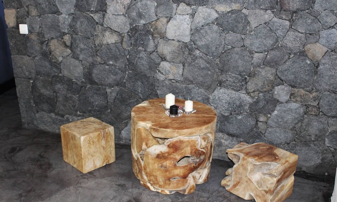 Tinajo Casa | Sala Cueva (ex-tanque) con roca volcánica