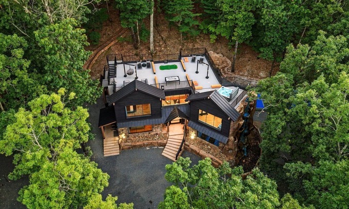 Broken Bow Cabina | Cave Room, Waterfall, Pickleball, Poker Table, Pool Table
