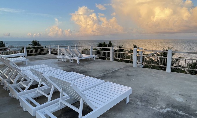 Cayo Corker Hotel | Caye Caulker Beach Hotel