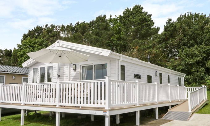 Cayton Bay Cabina | Charming lodge located on Cayton Bay Holiday Park