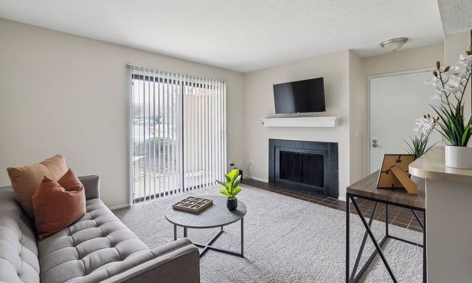 Westover Apartamento | CB 965-104 Modern Fayetteville Charm
