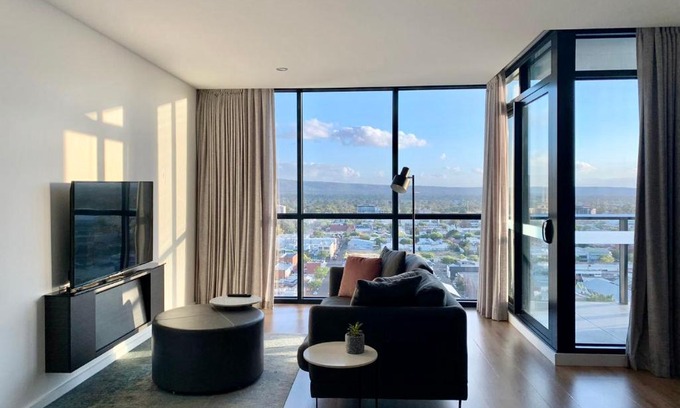Adelaide Central Business District Apartamento | CBD Stunning High Floor View - FREE Parking FREE Netflix FREE Gym FREE Pool FREE Sauna FREE Coffee