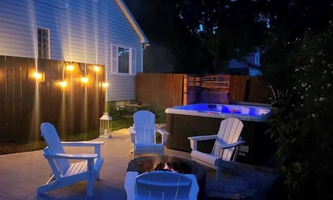 Coeur d'Alene Cabaña | CDA Cottage - Downtown/Sanders Beach - Hot Tub - Fire Pit
