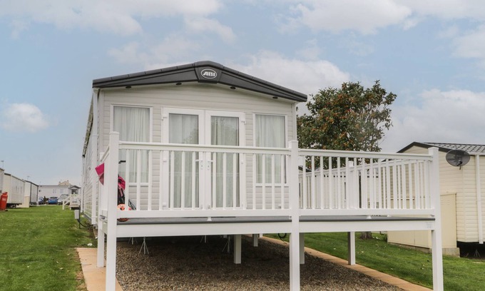 Cayton Bay Cabina | CEDAR 1, pet friendly, country holiday cottage, with pool in Cayton