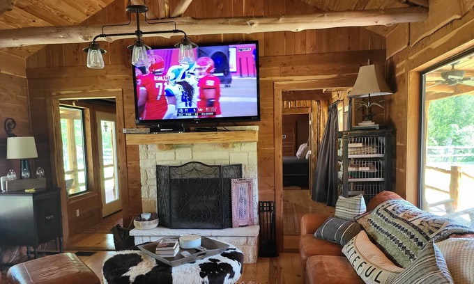 New Ulm Cabina | Cedar Acres offers a 3 Bedroom Log Cabin that overlooks a pond.