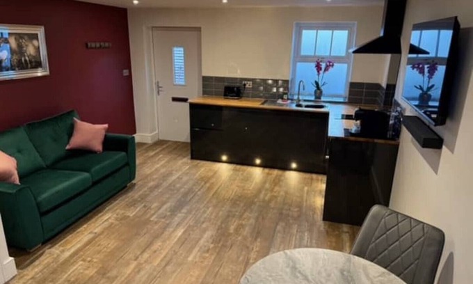 Nantwich Casa | Cedar Barn - Nantwich with Hot Tub