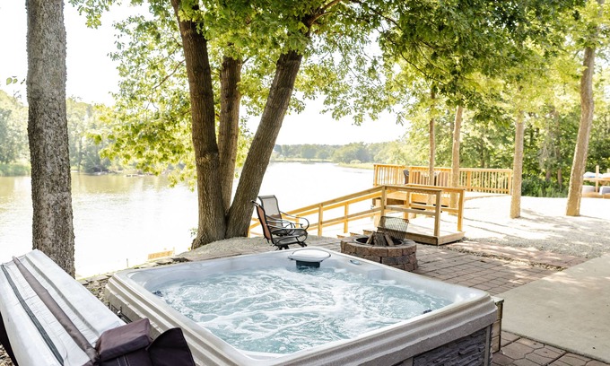 Charles City Cabina | Cedar Bend Cabin con bañera de hidromasaje para 6 personas.