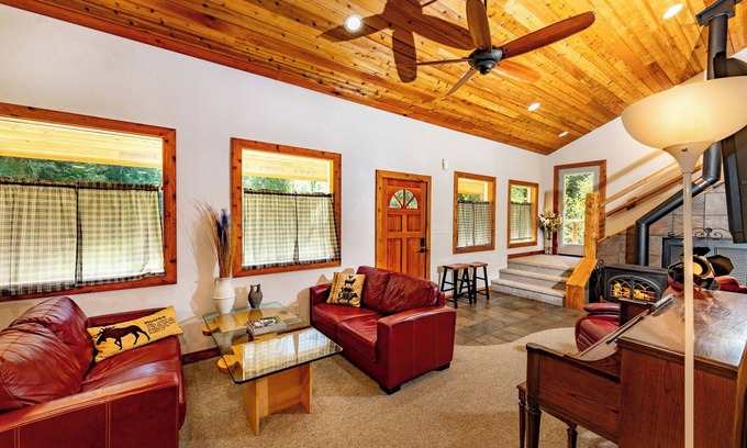 Blanchard Cabina | Cedar Cabin near Silverwood - Private and Forested